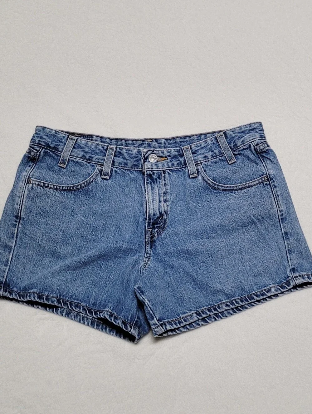 Levis rise flatlay wash